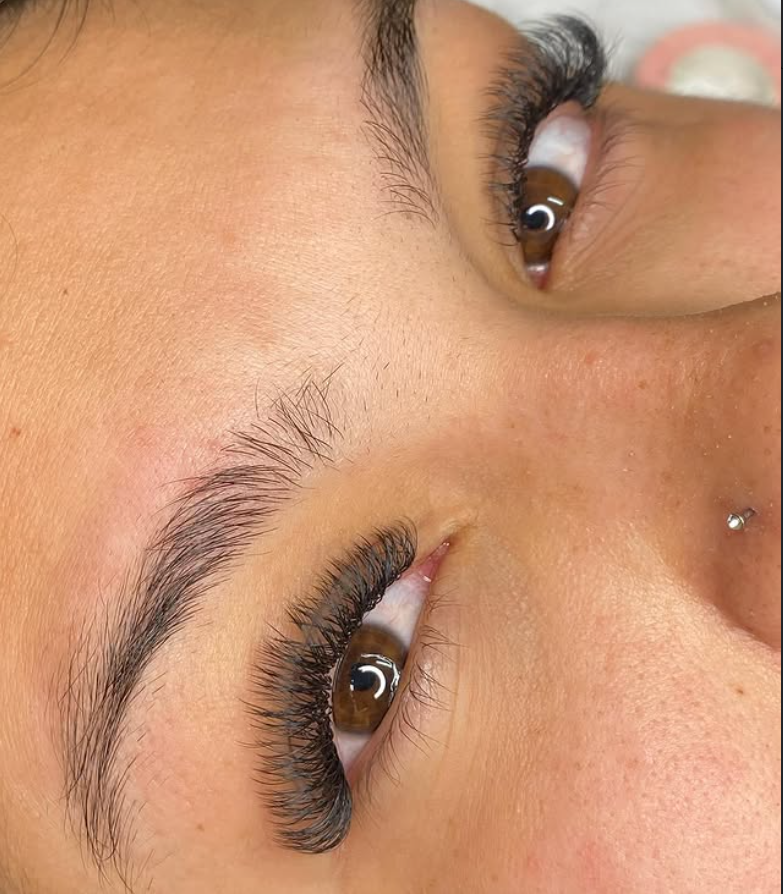 Par de olhos com extensão de cílios