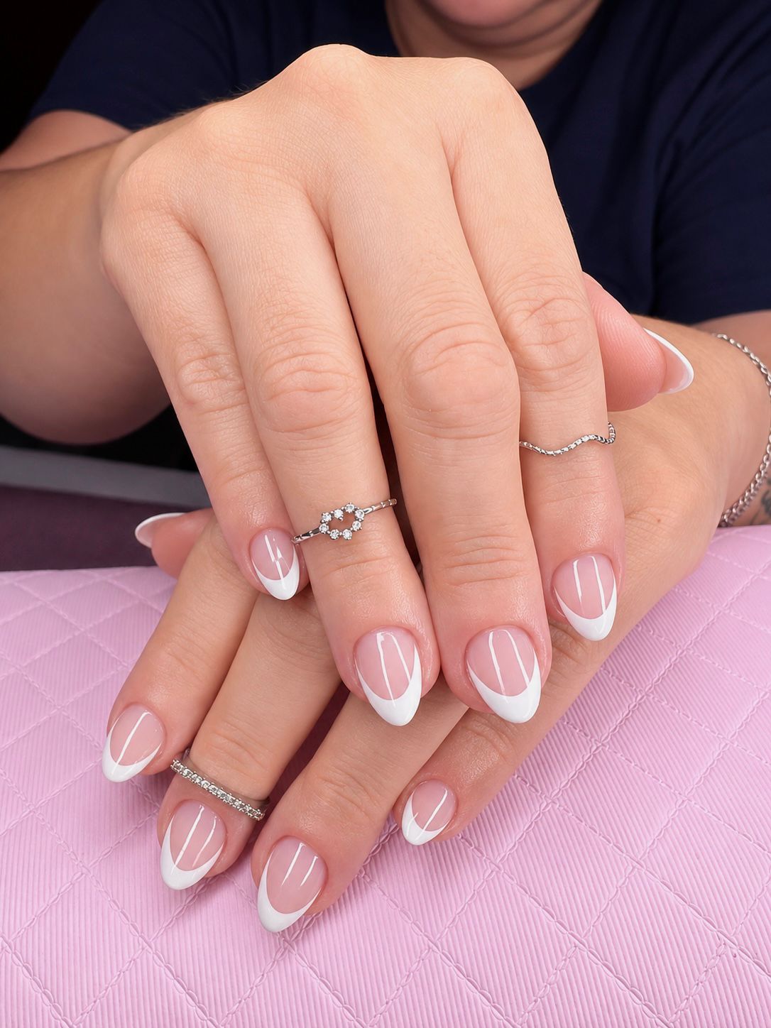 Francesinha clássica em unhas amendoadas